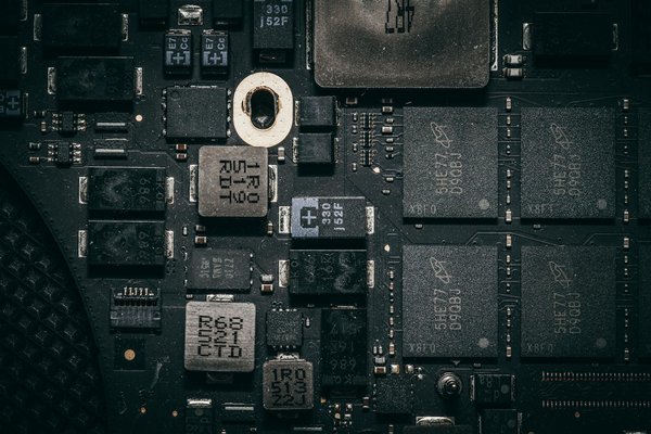 Quels sont les avantages des alimentations avec certification 80 PLUS Bronze pour les configurations économiques?